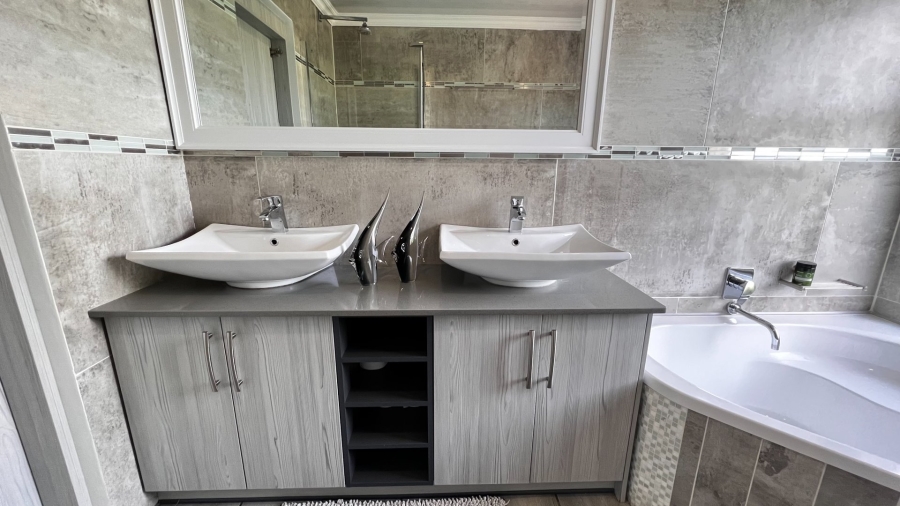 4 Bedroom Property for Sale in Langenhovenpark Free State